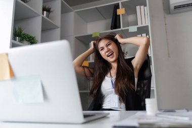 Modern bir iş ortamında hayal kırıklığını ve stresi ifade eden bir ofis çalışanı, kurumsal hayatın zorluklarını vurguluyor..