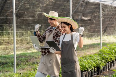 Bir çift, teknolojiyi başarılı bir şekilde bahçeciliğe, modern tarım tekniklerine ve sürdürülebilir tarıma entegre ediyor..