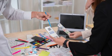 Uygulama Geliştirme Ekibi, akıllı telefonların uygulamasını planlamak için beyin fırtınası yapmak üzere bir araya gelin..