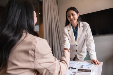 Başarılı bir müzakere, tokalaşma, iki iş adamı anlaşmanın başarıyla tamamlanmasını kutlamak için ortaklarla tokalaşıyor..