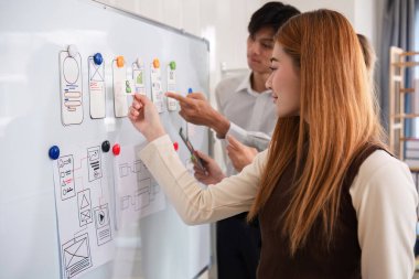 Kapatıyoruz. Uygulama tasarımı yapıyoruz. Modern iş adamlarının, konferans odasında beyin fırtınası yapmalarını planlıyoruz..