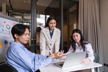 Takım liderinin çalışma planı çizelgesini sunacağı iş ekibi toplantısı. Çalışma sonuçlarını konferans odasında tartışın ve özetleyin..