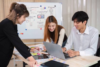 Uygulama tasarımı ve uygulama planlama alanındaki yaratıcı ekibin beyin fırtınası oturumu modern iş ekiplerinin ux ui takım çalışması.