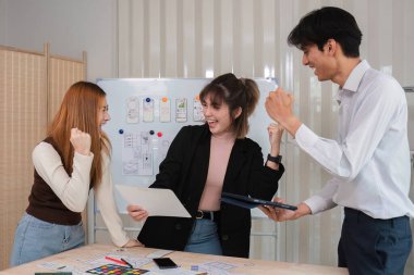 Uygulama tasarımı ve uygulama planlama alanındaki yaratıcı ekibin beyin fırtınası oturumu modern iş ekiplerinin ux ui takım çalışması.