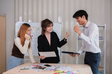 Uygulama Geliştirme Ekibi, akıllı telefonların uygulamasını planlamak için beyin fırtınası yapmak üzere bir araya gelin..