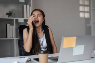 Hapşırma ve alerji belirtileri gösteren ofis çalışanları, ortak işyeri sağlık sorunlarını vurguluyorlar.