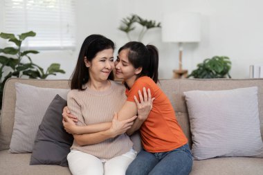 Kucaklaşma Günü 'nde sıcak bir kucaklaşmayı paylaşan bir anne ve çocuğun sıcak bir ev ortamında sevgi ve bağlantıyı yakaladığı dokunaklı bir sahne..