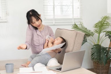 Çalışkan, bekâr bir anne, iş çağrılarını yönetir ve bebeğini besler. Mesleki görevlerinin dengesini ve ev işindeki ebeveynliği örnek gösterir..