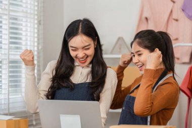 Çeşitli çiftler internetteki başarılı satışlarını kutlarken aynı zamanda butik bilgisayarlarındaki sonuçları da inceliyorlar..