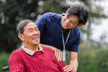 Bakıcı, hem gülümseyen hem de etrafındaki güzel bir bahçenin huzurunun tadını çıkaran, yürek ısıtan bir anda yaşlı bir adamla ilişki kurar..