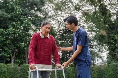 Kendini adamış genç bir bakıcı huzur dolu bir bahçede yürüyen yaşlı bir adama yardım eder. Bağımsızlığı teşvik eder ve güven veren bir ilişki kurar..