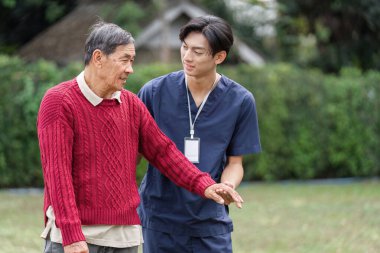 Kendini adamış genç bir bakıcı, yaşlı bir adama yardım eder. Huzurlu bir bahçede rahatlık ve arkadaşlık sağlarken açık havada dolaşmasına yardım eder..