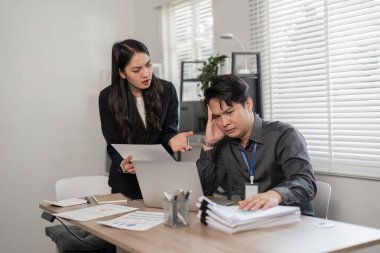 Bir kadın ofis ortamındaki bir erkeğe hayal kırıklığını ifade eder, işyerindeki zorlukları ve iletişim sorunlarını vurgular.