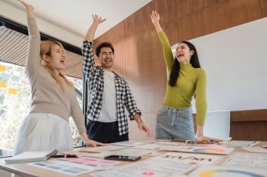Çeşitli bir ekip, çağdaş bir çalışma alanında işbirliği ve yenilikleri vurgulayarak, başarılı UX tasarım fikirlerini sevinçle kutluyor..