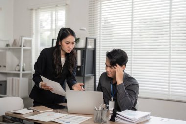 İş adamları çağdaş bir ofiste proje çözümleri üzerinde işbirliği yaparak etkili takım çalışması ve iletişim gösterirler.