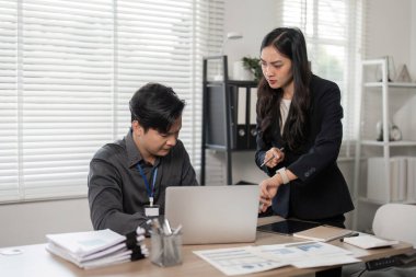 Hayal kırıklığına uğramış bir çalışan, çağdaş bir ofiste iletişim ve takım çalışmasının önemini vurgulayan bir meslektaşından geri bildirim alır..