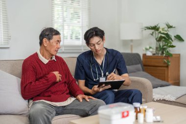 Hemşire, yaşlı bir hastaya sağlık sorunları konusunda yardımcı olur ve konforlu bir sağlık ortamında ilaçlarını gözden geçirir..