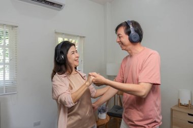 Neşeli bir son sınıf çifti, kulaklık takıp dans ediyor ve gülümsüyor. Aşklarını ve ilişkilerini hoş bir evde müzik eşliğinde kutluyorlar..