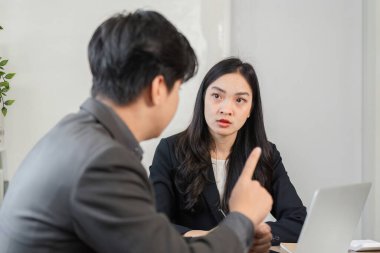 Meslektaşlar mali verileri ve raporları birlikte analiz eder, profesyonel bir ortamda takım çalışmasını ve stratejik planlamayı teşvik eder.