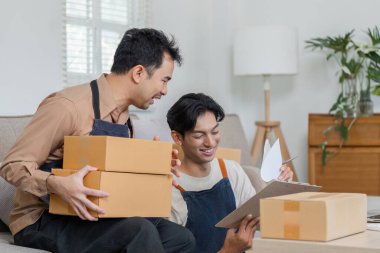 Çevrimiçi satıcılardan oluşan dinamik bir ikili teslimat için etkili bir şekilde paketler hazırlıyor, girişimci becerilerini ve takım çalışmalarını sergiliyor.