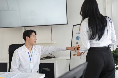 Mali tablolarda genç bir profesyonel puan, stratejileri tartışırken, vergi planlama alanındaki işbirliğini vurguluyor.