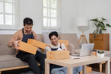 İki çevrimiçi satıcı, kutularla ve evde bir dizüstü bilgisayarla çevriliyken paketleme stratejileri hakkında canlı bir tartışmaya girişiyor..