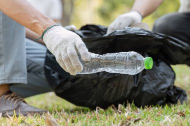 Bir gönüllü plastik şişeler ve diğer atıkları toplayarak sürdürülebilirliği ve çevresel farkındalığı artırıyor.