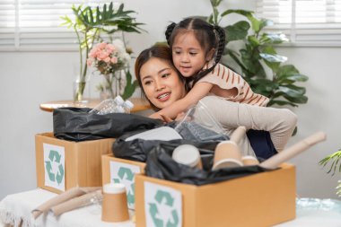 Kendini işine adamış bir anne ve genç kızı, sürdürülebilirlik ve çevre dostu alışkanlıkları öğretme bağlılıkları üzerine eğlenceli bir geri dönüşüm seansının keyfini çıkarıyorlar..