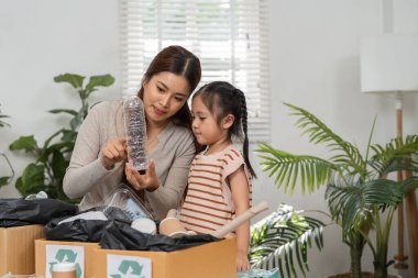 Anne kızına geri dönüşümün önemini anlatıyor, öğrenme anlarıyla çevreye olan sevgisini arttırıyor..