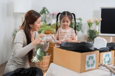 Yetiştirici bir ortamda, bir anne kızına plastik eşyaları nasıl geri dönüştüreceğini, gezegene olan sevgisini ve sürdürülebilirliğini elle öğrenme yoluyla nasıl geliştireceğini gösterir..