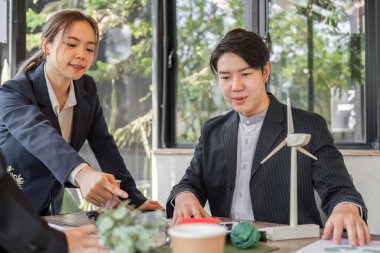 Profesyonellerin yenilenebilir enerji kavramlarını ve sürdürülebilir uygulamaları analiz ettikleri, fikirlerini modeller ve etkileşimli araçlarla görsel olarak geliştirdikleri bir işbirliği oturumu.