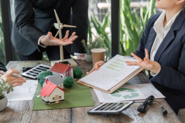 İşbirlikçi bir toplantıda, profesyoneller sürdürülebilir konut geliştirme konusunda bir tartışmaya giriştiler