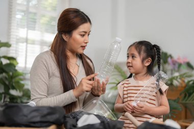 Anne çocuğuna geri dönüşümleri tanımlama konusunda değerli yetenekler öğretiyor, öğrenme yoluyla çevresel sorumluluk duygusunu besliyor..