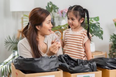 Bir anne kızını, yaratıcı projelerinde ampullerin geri dönüşümünü vurgulayarak sürdürülebilir düşünmeye teşvik ederken sıcak bir etkileşim başlar..