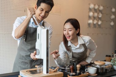 Bir çift hevesli girişimci kahve makinesini test ediyor, kahve kültürüne olan tutkularını ve takım çalışmalarını sergiliyorlar. İşbirlikleri kafe endüstrisindeki yenilikleri vurguluyor.