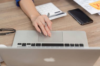 Bilgisayarda çalışan, iş faaliyetlerini yöneten ve vergi başvurularına hazırlanan bir birey. Kurulum, üretkenliği artırmak için gerekli evrak ve teknolojiyi içeriyor..