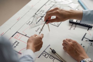 Projenin doğruluğu ve etkinliğini artırmak için teknik araçlar kullanılarak, iki uzmanın planların rafine edilmesi üzerinde çalıştığı odaklanmış bir işbirliği.