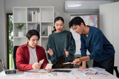 Profesyoneller, davet edici ve yaratıcı bir atmosferde kullanıcı dostu arayüzler oluşturmaya odaklanmış UX tasarımları hakkında fikir ve geri bildirim paylaşıyorlar..