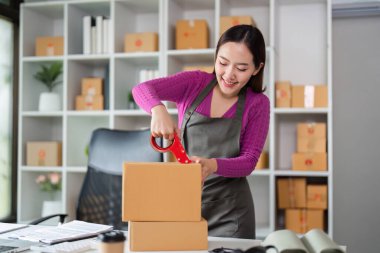 İyi ışıklandırılmış bir çalışma alanında, adanmış bir satıcı, dikkatli hazırlık ve işleme yoluyla müşteri memnuniyetini güvence altına alarak, etkili bir şekilde paketleme ürünlerine odaklanır..