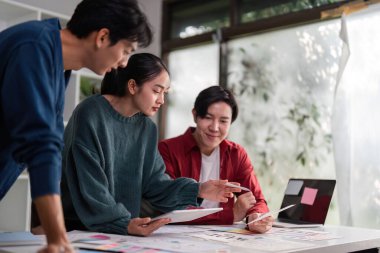 İşbirlikçi bir ortamda, ekip üyeleri tasarım kavramlarını tutkuyla tartışıyor ve analiz ediyor, kullanıcı deneyimini geliştirmek için yenilikçi yaklaşımlarını sergiliyorlar.