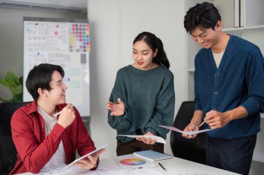 Takım üyelerinin kullanıcı merkezli çözümler yaratmak için görsel kavramları ve tasarım çerçevelerini eleştirel bir şekilde analiz ettiği bir ortak tasarım oturumu.