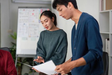 Takımın tasarım belgelerini dikkatle gözden geçirmesi, her elementin kullanıcı deneyimi hedefleri ile hizalanmasını ve işlevselliğin artırılmasını sağlaması.