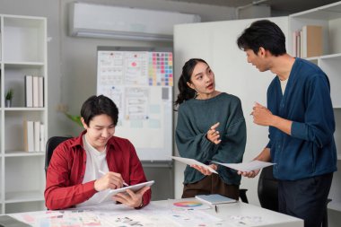 Uygulamalarının genel kullanımını geliştirmek için kullanıcı geribildirim ve tasarım yinelemelerini analiz ettiklerinde tasarımcılar arasındaki dinamik sohbet.