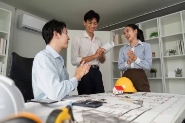 Takım üyeleri, mimari projelerinde başarılı bir sonuç elde ettikten sonra takım çalışmalarının altını çizerek heyecan ve neşelerini dile getiriyorlar..