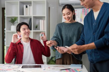 Dinamik bir ekip kullanıcı bağlılık kavramlarını keşfetmek, prototipleri göstermek ve onların UXUI tasarımına yaratıcı yaklaşımlarını tartışmak için etkileşim halindedir..