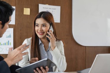 Modern bir ofis ortamında, profesyoneller tartışmalarını geliştirmek, projelere odaklanmak ve mali performanslarını artırmak için dijital cihazlardan yararlanırlar..