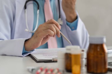 Hekim, ilaç seçeneklerini ve bunların hasta sağlığı üzerindeki etkilerini değerlendirir ve analitiğin modern sağlık hizmetlerindeki rolünü güçlendirir..