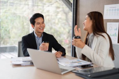 Rahat bir ortamda, bir erkek ve bir kadın kahvenin tadını çıkarırlar, profesyonel bir ortamda iş tartışırken dostça bir atmosferi teşvik ederler..