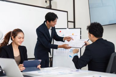Sunucu, katılımcılar arasında dinamik bir tartışma başlatırken çeşitli veri görselleştirmeleri kullanarak karmaşık bütçe ayrıntılarını hevesle açıklıyor..