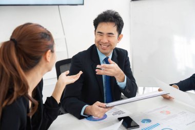 Bir toplantı sırasında, bir ekip üyesi projenin gelişimi ve başarısı üzerine odaklı işbirlikçi bir ortam sağlayarak içgörüyü tutkuyla paylaşıyor..